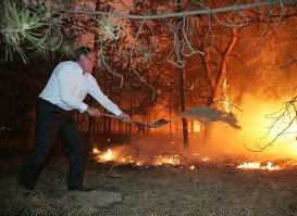 Какой же это пиар? Вот помнится в 2007 даже президент незалэжной пожар тушил, вот это да Да, и еще машину толкал