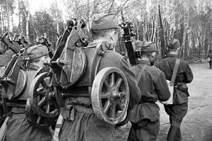 А если повар начинал толстеть, некоторые командиры переводили его служить вторым номером расчёта станкового пулемёта. Для похудания. Выглядело это так.