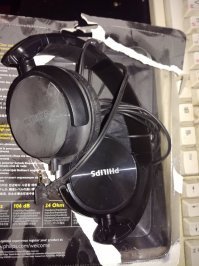 Есть у меня похожие наушники, сестра жены подарок сделала. Только не пользуюсь ими, звук не понравился вообще никак!
Мои старые TDK, которые уже почти развалились, которые я слушал, когда ещё ездил в школу на автобусе в старшие классы, которые прошли со мной сотни километров по лесам и болотам - у них звук намного лучше!