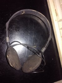 Есть у меня похожие наушники, сестра жены подарок сделала. Только не пользуюсь ими, звук не понравился вообще никак!
Мои старые TDK, которые уже почти развалились, которые я слушал, когда ещё ездил в школу на автобусе в старшие классы, которые прошли со мной сотни километров по лесам и болотам - у них звук намного лучше!