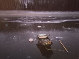 Сегодня был на водохранилище (Моск. обл.)
На большой воде - волны.
По заливам крепкий лёд 8-10см.
Прикладываю отчёт)