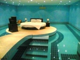 Вообще-то это swimming pool bedroom
Поспал?Набрал воды и плавай.
