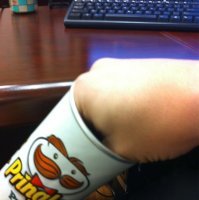 Принглс - чипсы (по крайней мере, так себя позиционируют). При чём там огурцы?..