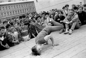 Эх, были времена....
Мы тогда назывались неформальной молодежью, на дальней сцене в парке собирались брейкеры, панки-анрахисты, рокеры, металлисты и другие не комсомольцы. Мы с собой таскали лист двп, чтобы спокойно крутить вертушку, а этот бедняга на фото  - весь в занозах будет. Хотя пофиг тогда было - гласность, перестройка, ждали перемен...