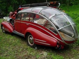 Заинтересовал спортивный кабриолет с пожарными рукавами в салоне. Оказалось, все немного не так. Авто в единственном экземпляре. 
"Этот, странновато выглядящий антикварный автомобиль, на самом деле является пожарной машиной. Это 1941 Horch 853 Sport Cabriolet, приобретенный в ноябре 1945 пожарной командой в Брно, Чехословакия. Автомастера модифицировали его, чтобы он мог быстро доставлять 6 человек и брандспойты к месту пожара"