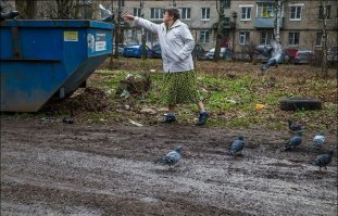 Ну да, стране же некуда больше деньги девать как за миллионы ель покупать.

Я этой осенью ездил  в гости к своему сослуживцу в Щёлково, это 20км от Москвы. 

Посмотри как там люди живут! 
В этих домах реально живут люди! 

Щёлково 20км от Москвы.