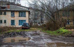 Ну да, стране же некуда больше деньги девать как за миллионы ель покупать.

Я этой осенью ездил  в гости к своему сослуживцу в Щёлково, это 20км от Москвы. 

Посмотри как там люди живут! 
В этих домах реально живут люди! 

Щёлково 20км от Москвы.