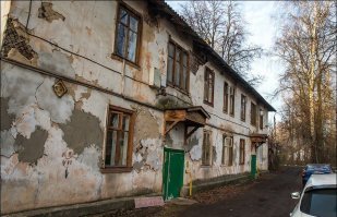 Ну да, стране же некуда больше деньги девать как за миллионы ель покупать.

Я этой осенью ездил  в гости к своему сослуживцу в Щёлково, это 20км от Москвы. 

Посмотри как там люди живут! 
В этих домах реально живут люди! 

Щёлково 20км от Москвы.