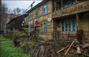 Ну да, стране же некуда больше деньги девать как за миллионы ель покупать.

Я этой осенью ездил  в гости к своему сослуживцу в Щёлково, это 20км от Москвы. 

Посмотри как там люди живут! 
В этих домах реально живут люди! 

Щёлково 20км от Москвы.