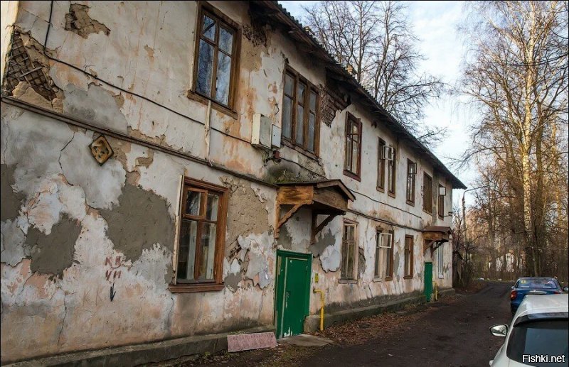 Ну да, стране же некуда больше деньги девать как за миллионы ель покупать.

Я этой осенью ездил  в гости к своему сослуживцу в Щёлково, это 20км от Москвы. 

Посмотри как там люди живут! 
В этих домах реально живут люди! 

Щёлково 20км от Москвы.