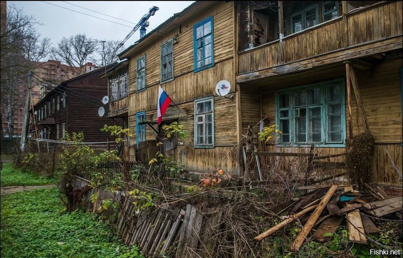 Ну да, стране же некуда больше деньги девать как за миллионы ель покупать.

Я этой осенью ездил  в гости к своему сослуживцу в Щёлково, это 20км от Москвы. 

Посмотри как там люди живут! 
В этих домах реально живут люди! 

Щёлково 20км от Москвы.