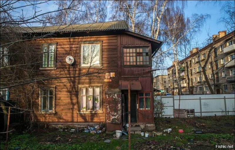 Ну да, стране же некуда больше деньги девать как за миллионы ель покупать.

Я этой осенью ездил  в гости к своему сослуживцу в Щёлково, это 20км от Москвы. 

Посмотри как там люди живут! 
В этих домах реально живут люди! 

Щёлково 20км от Москвы.