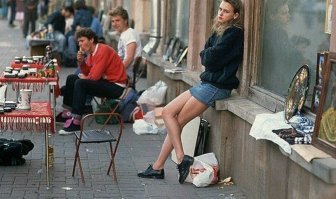 одета, как будто и собой то-же торгует