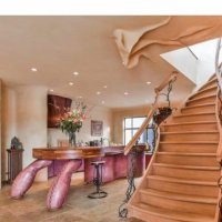 Тут не только с ножками беда (х.уевые они какие-то), там ещё какая-то п.изда на потолке.