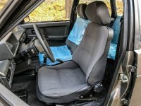 На сиденьях обивка растянутая, ковры сморщеные после паровой чистки, запаска силиконом начищена, сдаётся мне джентльмены что нас пытаются нае*ать...