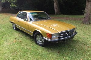 Последний мерседес Высоцкого -желто-коричневое спортивное купе Mercedes 350 SLC продал ему именно Бабек Серуш.