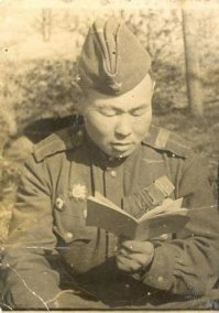 "так и не дождавшись заслуженных почестей на родине", а сам автОр ни одной фотографии не выложил!