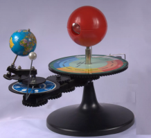 Интересно, а сейчас в школах на уроках географии или природоведения используют теллурий для наглядной демонстрации того, почему меняются фазы Луны, почему день и ночь изменяют свою длительность в течение года, почему существуют сезоны? Не нашел, к сожалению, фотографию этого прибора, как он выглядел в 70-е годы, но получается их выпускают до сих пор