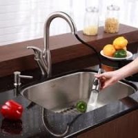 что ж всё разжевывать надо?)))
вот примерно такой там кран (только в посте он не поворотный).
выдвигаете лейку и в раковине смываете крупные остатки пищи (НЕ МОЕТЕ ПОСУДУ!), после чего аккуратно ставите её в посудомоечную машину...
я же писал, что это американская тема, руки они не кухне моют, а в туалетной комнате.