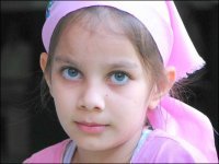 Памирцы обижаются когда их называют таджиками,они себя считают ближе к иранцам,а вообще там такой замес по кровям.Сами памирцы делятся на северных и южных,и дальше сплошные разветвления порядка 12 направлений.Некоторые вообще на европейцев похожи,светлые и голубоглазые.