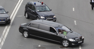 Зато у Гундяева со штандартом.И госохрана человек сто.