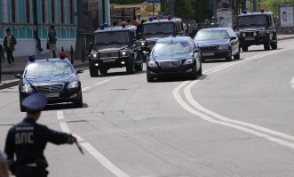 Зато у Гундяева со штандартом.И госохрана человек сто.