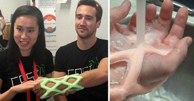 Девушка слева...
- "Сейчас я сломаю Вам руку и..."