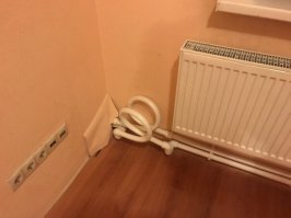 Простите! А здесь что не так? Обычные компенсаторы теплового расширения полипропиленовой трубы. за стенкой откуда идут трубы вероятнее всего бойлерная с более низкой температурой. Полипропилен неплохо так "гуляет" при изменении температуры расшатывая тем самым резьбовые соединения! Так что здесь мастера как раз не поленились, подумали головой и вварили компенсаторы... Автор подтяни матчасть!