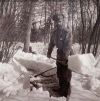 Вот что достойно уважение... Николай Второй собственноручно очищает от снега дорогу... что то я не представляю ни Вову ни Диму с лопатой...