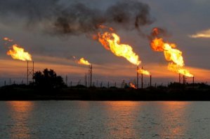 Сжигают попутный газ при нефтедобыче.... Попутный газ содержит много различных фракций, перерабатывать его дорого....