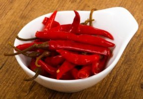 На банкетах в Кремле за столом обычно рассаживались в следующем порядке: посредине садился Сталин, по его правую руку   главный гость, затем переводчик и справа от него   Берия. Так я нередко оказывался рядом с шефом госбезопасности. Он почти не прикасался к еде. Но ему всегда ставили тарелку с маленькими красными перцами, которые он закидывал в рот один за другим, словно семечки. Однажды предложил мне такой перчик   и меня буквально обожгло, когда я прикоснулся к нему губами. Берия засмеялся и принялся настаивать, чтобы я проглотил. 
  Это очень полезно. Каждый мужчина должен ежедневно съедать тарелку такого перца!"

Бережков В. M. Как я стал переводчиком Сталина. М.: ДЭМ, 1993