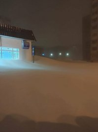 А люди под снегом ещё ждут автобус?