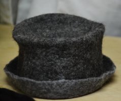 Справедливости ради, это не цилиндр, а войлочная шапка схожей формы....