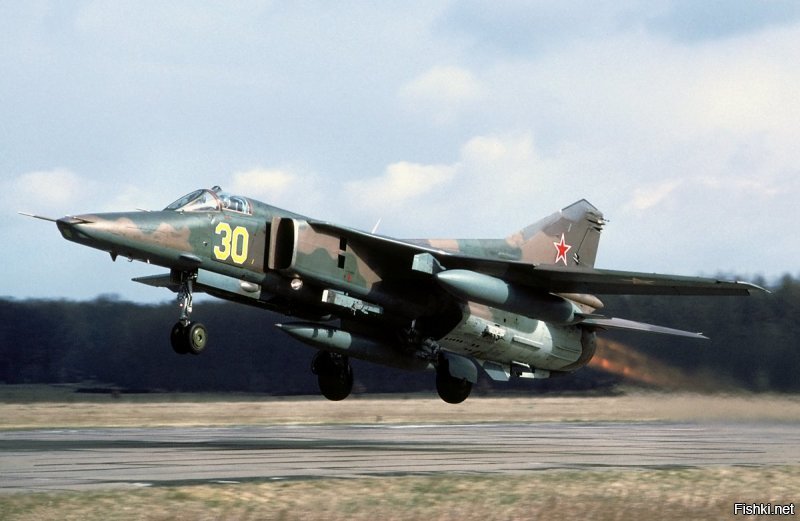 Вот МиГ-27. На фото выше - МиГ-23. Ничего общего.