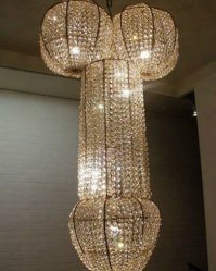 Куевая люстра и П.и.з.датый диван...