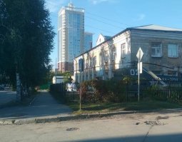 Ну и что, что старый дом. Зато вертолет свой во дворе припаркован