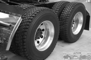 Есть зимние шины, подлежащие ошиповки.  Дальнобои говорят что дорого, не эффективно и не рентабельно! Обычные шины для магистральных тягачей, универсальны и подразумевают эксплуатацию при жестких минусах. Все таки рулят они в основном по трассам. А там где совсем жопа, используются цепи.