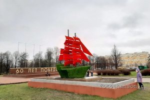 В километре от этого места,хорошее место на тему В.О.В. его к сожалению уже почти растащили . Оружие,боеприпасы,в бетонных плитах чуть поодаль несколько братских могил,могила ополченцам и маленькая церквушка .