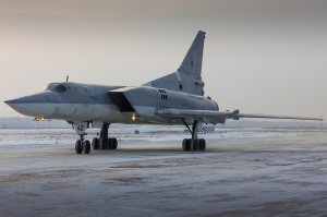 Ту-22М пропущен, а ведь на нем изменяемая стреловидность крыльев есть. 

С Ту-22 у них общее только <Ту-22> в названии, а так это совершенно другой самолет. Название же - следствие политики. Деньги выбивались с трудом, на новый самолет их не давали, тогда придумали получить их под видом модернизации старого самолета, т.к. это якобы дешевле. По факту создали совершенно новую машину, которую изначально хотели назвать Ту-45. Но сложилось иначе.