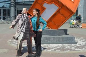 Ещё одну версию подброшу - эта девочка может быть картонным маникеном. Поэтому она не меняется годами.