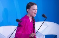 Её сразу вспомнил. Мусора стало многовато в море.