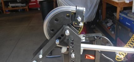 ну.....кагбэ......по нынешним временам 90% монтажа ведут с пластике и металлопластке, только разводящий газопровод остался однозначно в сталюке...... а газмонтажники однозначно посмеются с этой приспособы...
1. крепить этот станок нужно на верстаке С ФУНДАМЕНТОМ, либо жестко закрепленном к стене и полу.
иначе вся конструкция будет елозить нещадно, и работать будет НЕВОЗМОЖНО
2. трубогиб от мускульного усилия человека..... к шестерне нужен полуметровый РЫЧАГ, чтобы ее крутить без надрыва....
крутить его придется ПОД СТОЛОМ, что крайне неудобно
3. где и как изготовить суппорта-прижимы трубы к маховику - деталь явно самодельная, а это недешево, тем более - не одна деталь....
4. как изготовить подшипники скольжения, для крепления маховика, а самое главное - ведущей ШЕСТЕРНИ стартера к опорной плите ?
боковое усилие там немалое, шестерню будет здорово отрывать от маховика............
причем вся вот эта менструация - ради изделия, которое делается ГОРАЗДО ПРОЩЕ.....
.