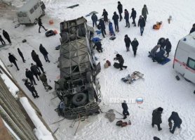 Часто вы видели чтобы новые неизношенные колёса лопались? 
Нет одной покрышки на заднем сдвоенном колесе. Но от такого машины не теряют полностью контроль. Есть предположение что все-таки водитель поливал от души. Следователи конечно постараются разобраться. 
"реально никто не виноват" - очень сильно сомневаюсь. Один случай из миллиона.