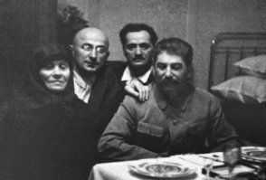 Мать Сталина умерла 4 июня 1937 года. В Москве с 1-го по 4-е июня (!) проходит заседание Военсовета при Наркомате Обороны. Ворошилов читает доклад о раскрытом заговоре среди высшего генералитета РККА. Случайно ли 78-летний человек умер от воспаления лёгких именно в эти дни, можно фантазировать долго. Но вот уехать из Москвы у Сталина точно никакой возможности не было.
Фото: Екатерина Георгиевна, Берия, Микоян, Сталин, 1935  год.
