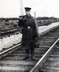 "Суть работы путевого обходчика - по ночам идти по тоннелю..."

По какому "тоннелю"? 
Суть работы путевого обходчика - два раза в сутки (при интенсивном движении - чаще), при любой погоде пройти назначенный участок пути в поисках повреждений. Что можно - тут же на месте устранить: подтянуть гайки на стыках, подбить вылезшие костыли, пометить негодные шпалы. Проходящие поезда днём встречать жёлтым флажком при исправном пути и остановить красным флажком.
А вот для сигнала паровозу в ночное время и при плохой видимости был нужен фонарь!