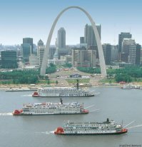 С колесными пароходами залипуха какая-то. Их и по сию пору строят, обычно для того чтобы катать туристов по озерам и рекам с малыми глубинами.