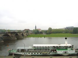 С колесными пароходами залипуха какая-то. Их и по сию пору строят, обычно для того чтобы катать туристов по озерам и рекам с малыми глубинами.