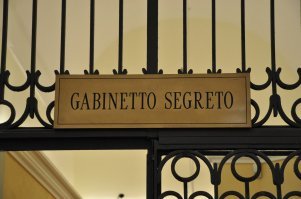 Кто не в курсе, все действительно ценное вывезено из Помпей в Национальный археологический музей в Неаполе. Именно там находятся подлинные фрески и мозаики. В Помпеях сделали копии. Что касается раздела, представленного в данном посте, то он там занимает несколько комнат. Вход абсолютно свободный, хотя над дверью и есть надпись "Gabinetto Segreto". Кстати, в настоящее время есть мнение историков, что Помпеи был городом развлечений, что-то типа современного Лас-Вегаса.