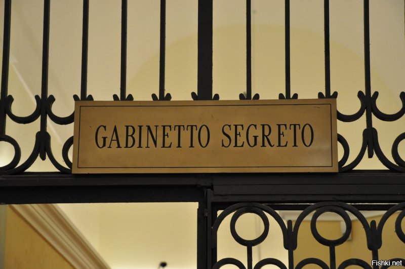 Кто не в курсе, все действительно ценное вывезено из Помпей в Национальный археологический музей в Неаполе. Именно там находятся подлинные фрески и мозаики. В Помпеях сделали копии. Что касается раздела, представленного в данном посте, то он там занимает несколько комнат. Вход абсолютно свободный, хотя над дверью и есть надпись "Gabinetto Segreto". Кстати, в настоящее время есть мнение историков, что Помпеи был городом развлечений, что-то типа современного Лас-Вегаса.