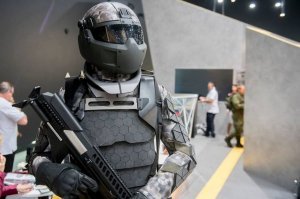 Жаль, что такая чехарда в сценарии - ждал этого фильма. Но всё равно наверное схожу и посмотрю сам, может сама "движуха" фильма понравится. 
А "броня в шестиугольник" - это же скопировано с реально существующей, но чуть изменённой брони будущего "Ратник-3".